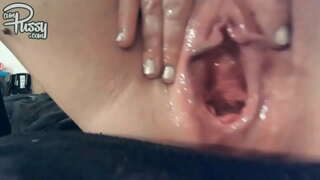 Широкая любительская киска принимает большой дилдо