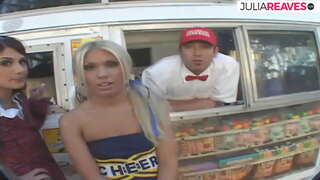 Jäätelö myyjä tekee kolmen kimppa panna hänen jäätelöä van