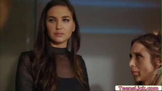 Sharlotta Stokely uning ehtiyojlarini qondirish va u ham Silvia Saige yordam