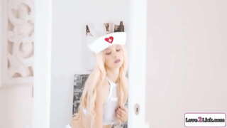 Юная блондинка-медсестра выполняет свою роль и ухаживает за своей бюстистой подругой, лаская и проникая пальцами в её влагалище и давая сесть на своё лицо, чтобы сделать куни