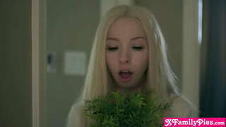 Миний дуусашгүй залуу намхан stepsister чадахгүй зогсоох maturbating нь slut