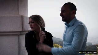 Мужик с большим членом трахает бедную девушку до сквирта