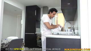 Tjener så herres datter tisser og så kneppede hendes røv