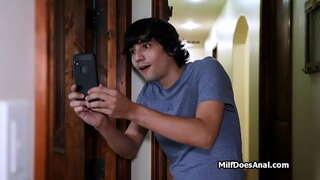 Horny i roto i te ua, whero hohonu i runga i te moenga Horny i roto i te ua, whero hohonu i runga i te moenga