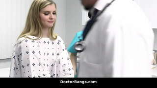 Perv Meddyg yn Rhoi Triniaeth Amgen i Ei Glaf