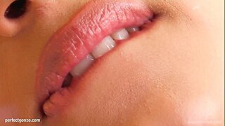 Lena mendapat dirinya off oleh masturbasi dengan jari dan dildo di Memberi Aku Pink Lena mendapat dirinya off oleh masturbasi dengan jari dan dildo di Memberi Aku Pink