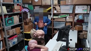 Bjonde teen shoplifter kapur duke vjedhur nga një mall cop Bjonde teen shoplifter kapur duke vjedhur nga një mall cop