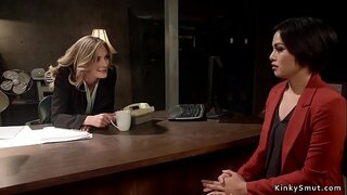 Blonde lesbiene sex anal fute bruneta adjunct ofițer cu curea pe pula