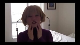 Женщина надевает женскую маску и играет с дилдо