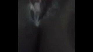 Жирная красотка играет с киской