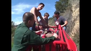 Perverse sort flosse Kelly Starr med store patter nyder, når fire liderlige stipendiater stak hende i alle hendes fucking huller Perverse sort flosse Kelly Starr med store patter nyder, når fire liderlige stipendiater stak hende i alle hendes fucking huller
