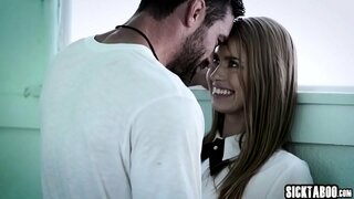 Сексуальная красотка сосёт большой твёрдый член