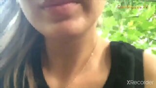 Сладкая женщина записывается, царапаясь в общественном месте