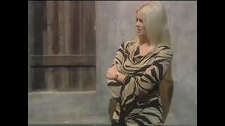 Big ass blonde makorelina Hannah Harper sucks sy fucks chefs matavy dick amin&#039;ny trano fisakafoanana