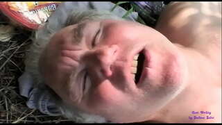 De slet ziet twee oude mannen neuken in de vrije natuur en sluit zich aan hen