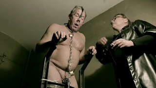 Mistress ሚያዝያ - ጥቁር catsuit ስምዎ ባርያ ለማየት ጥቅም