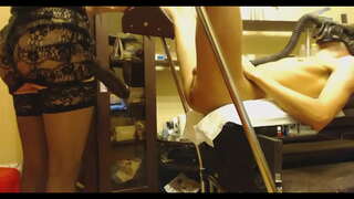 парень берет огромный страпон в свой зад